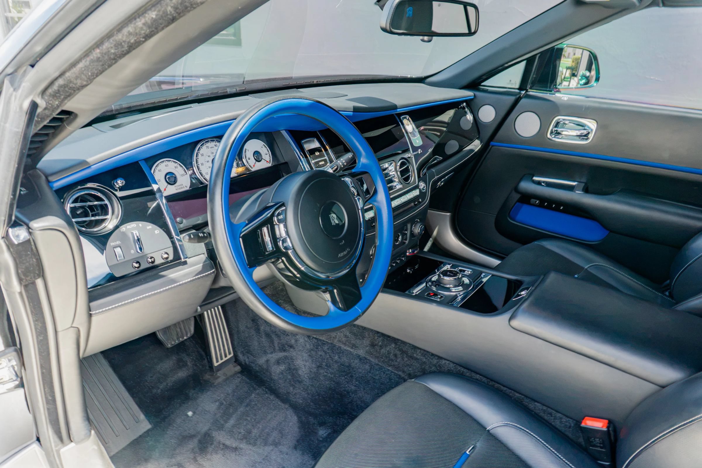 Used 2018 Rolls-Royce Dawn RWD image 12