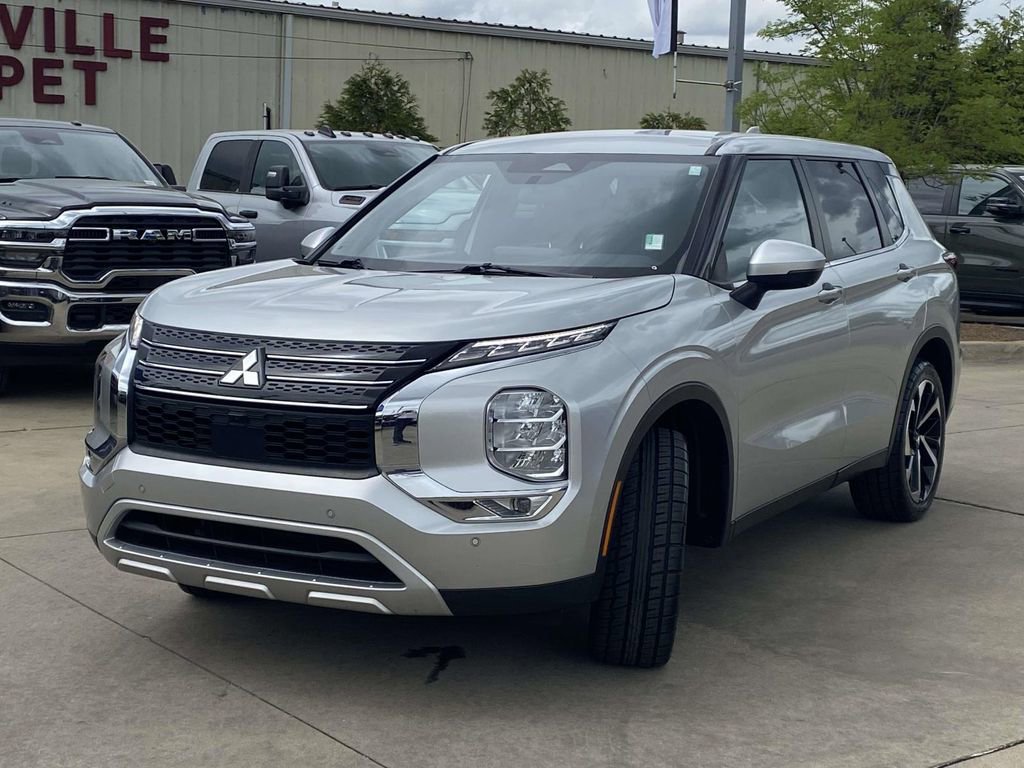 Used 2023 Mitsubishi Outlander SE image 3