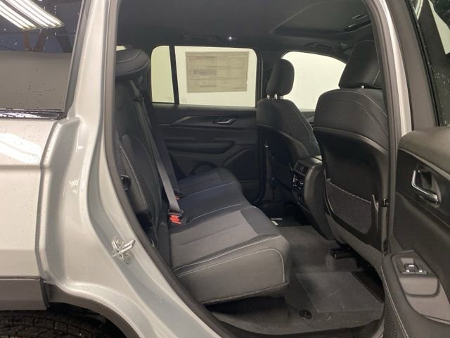 Used 2025 Jeep Grand Cherokee Laredo X w/ Luxury Tech Group I image 24