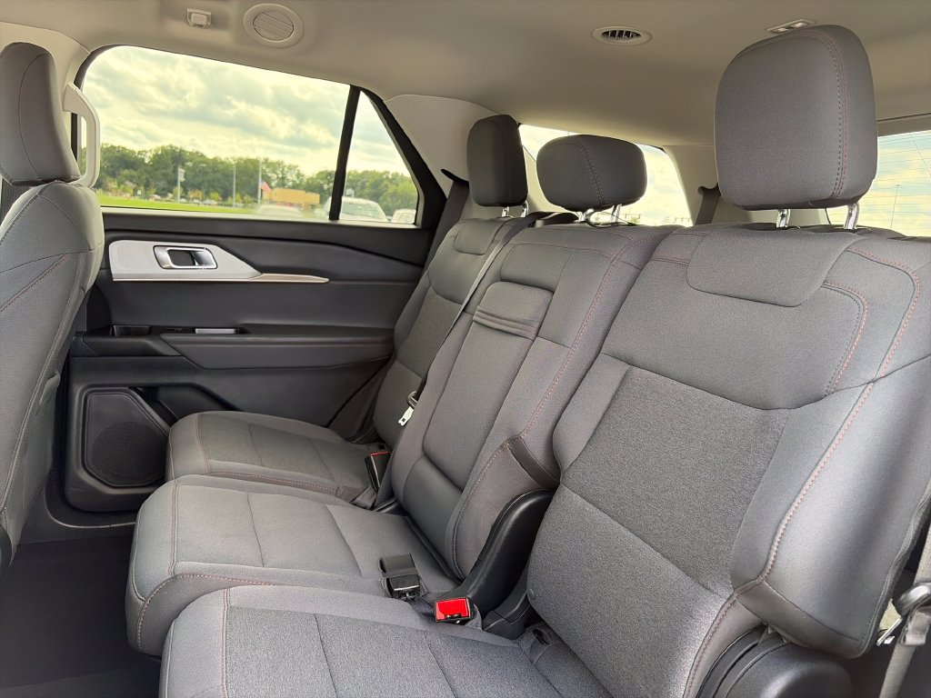 Used 2025 Ford Explorer Active AWD/4WD image 30