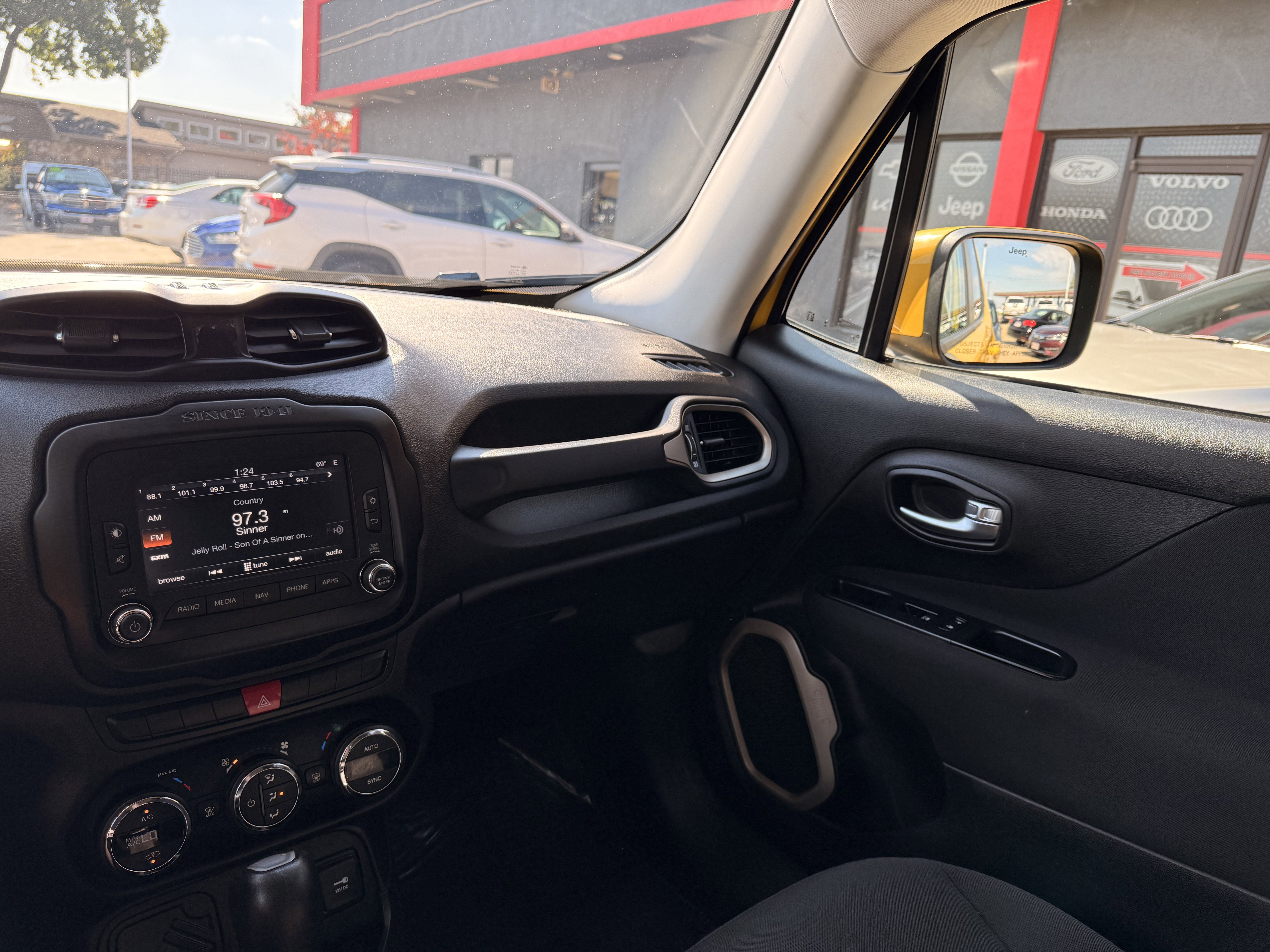 Used 2015 Jeep Renegade Latitude w/ Popular Equipment Group image 6