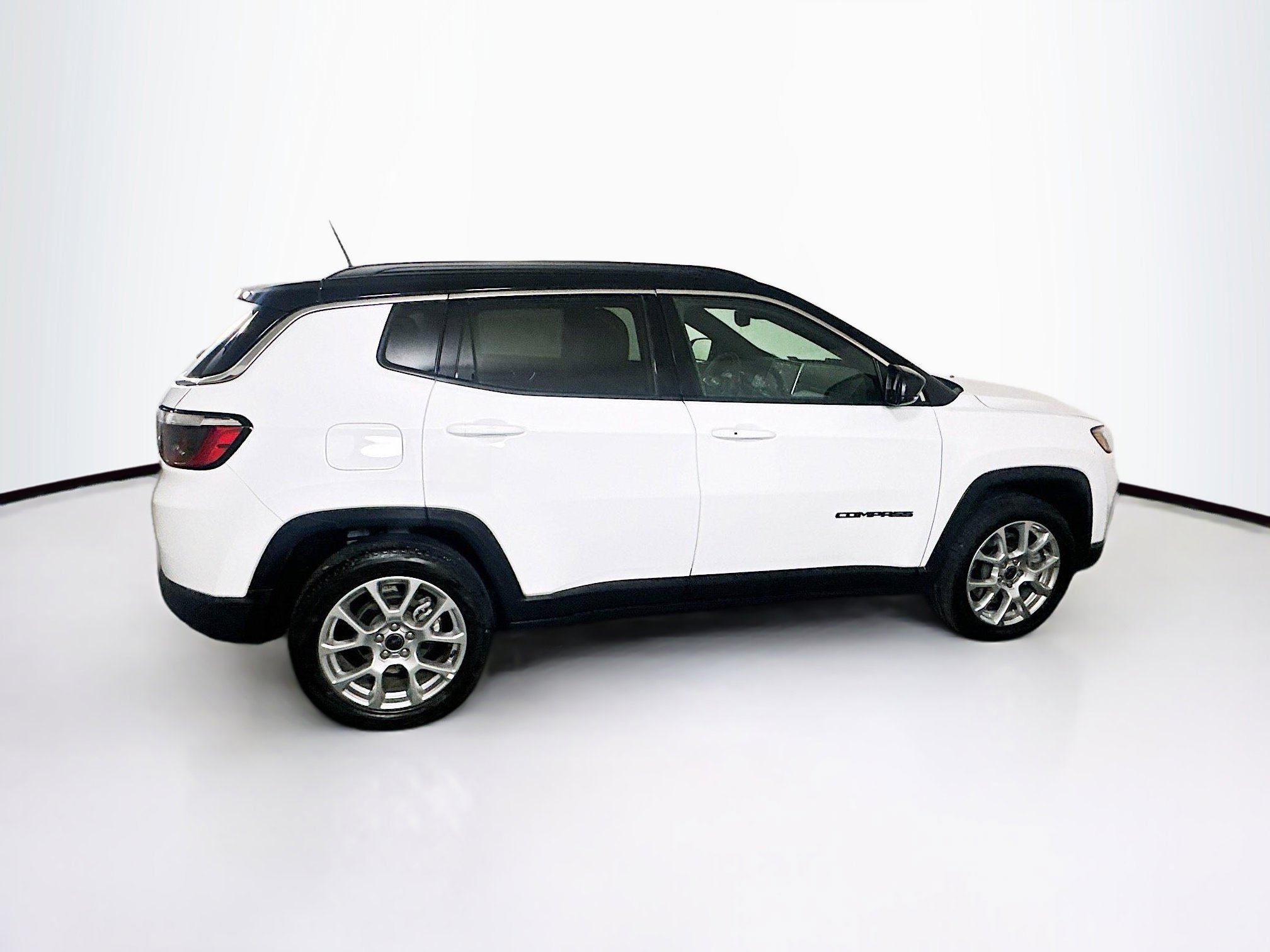 Used 2025 Jeep Compass Limited image 10
