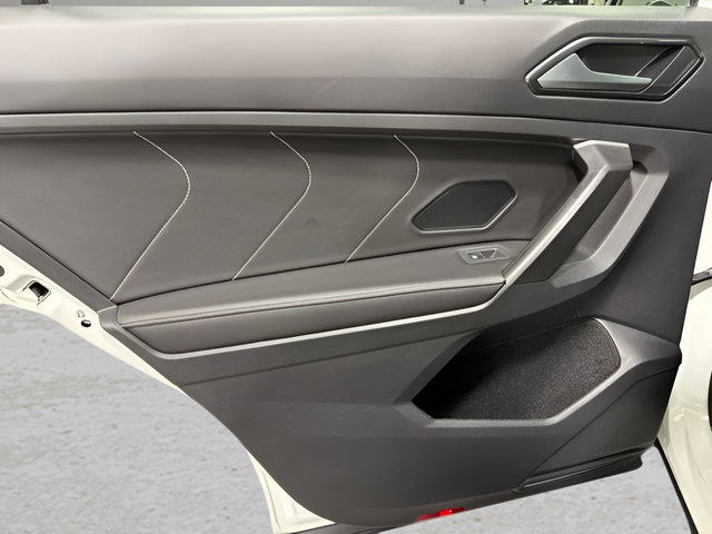 Used 2023 Volkswagen Tiguan SE w/ Panoramic Sunroof Package FWD image 28