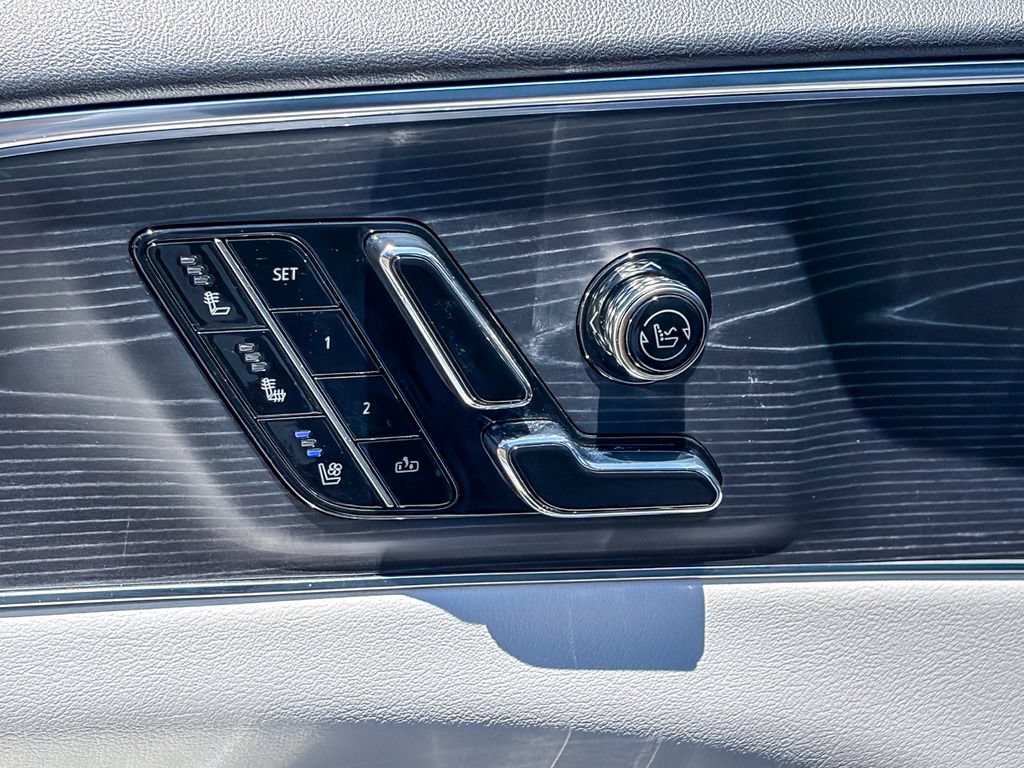 Certified 2024 Cadillac Lyriq Luxury AWD/4WD image 36