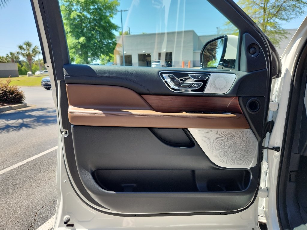 Used 2022 Lincoln Navigator Reserve image 8