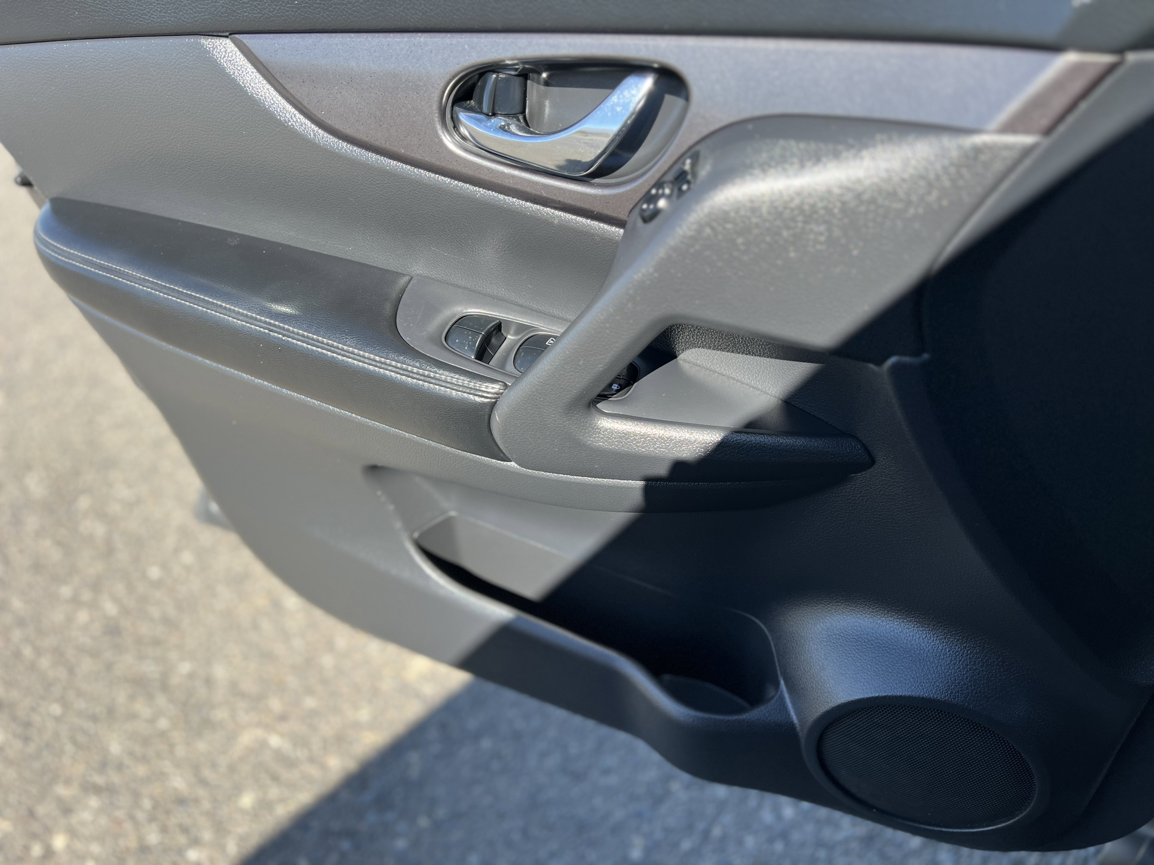 Used 2015 Nissan Rogue S AWD/4WD image 8