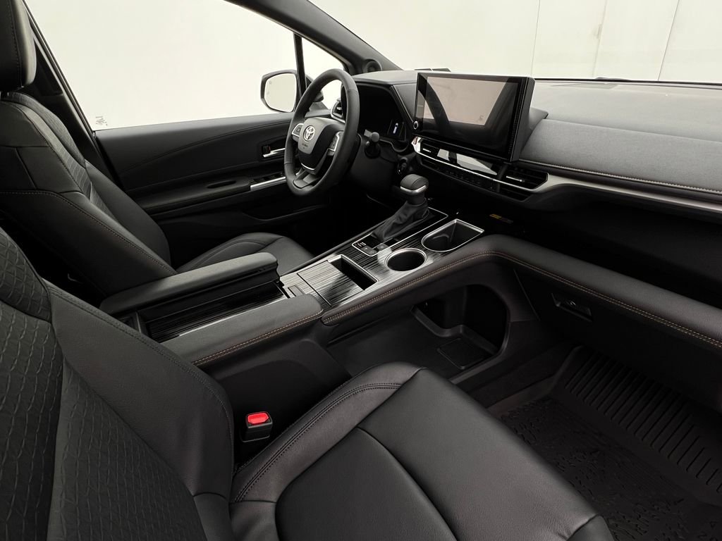 Used 2025 Toyota Sienna XLE Woodland Edition image 14