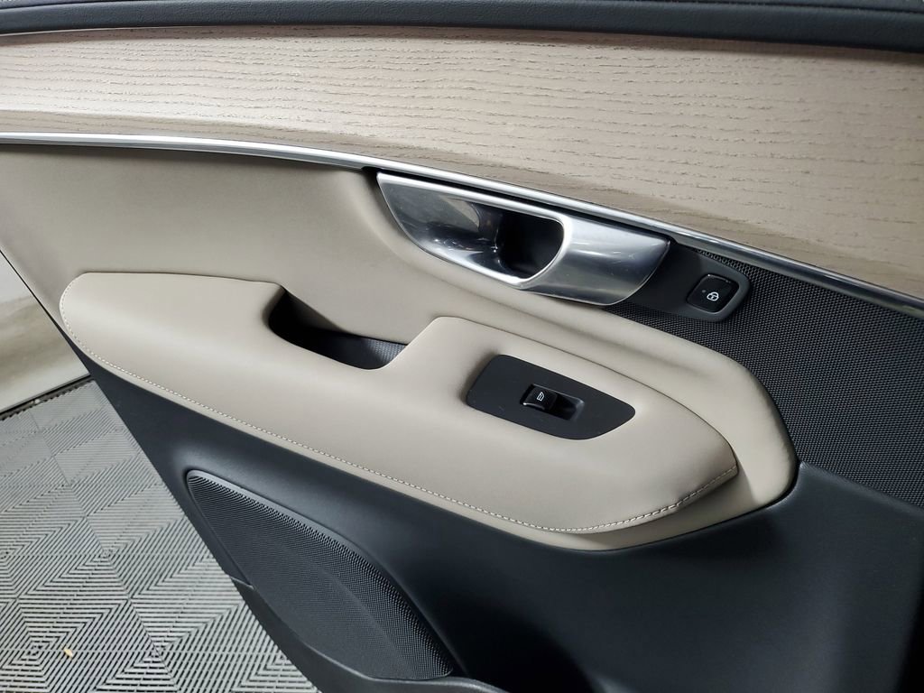 Certified 2025 Volvo XC90 B6 Plus image 21