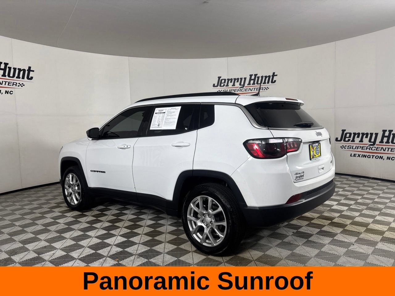 Used 2024 Jeep Compass Latitude w/ Sun and Sound Group AWD/4WD image 9