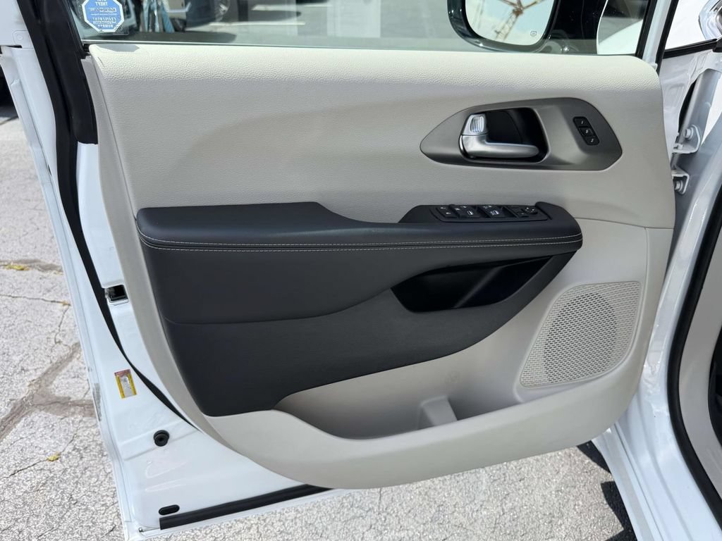 Used 2024 Chrysler Pacifica Touring-L FWD image 16