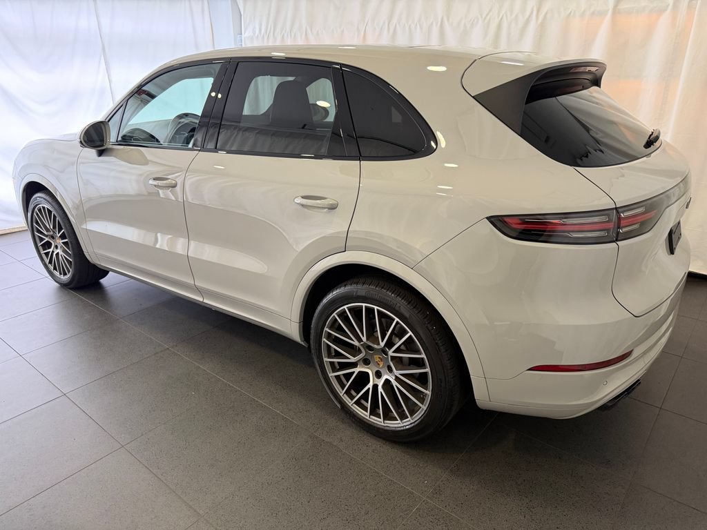Certified 2023 Porsche Cayenne Platinum Edition AWD/4WD image 3