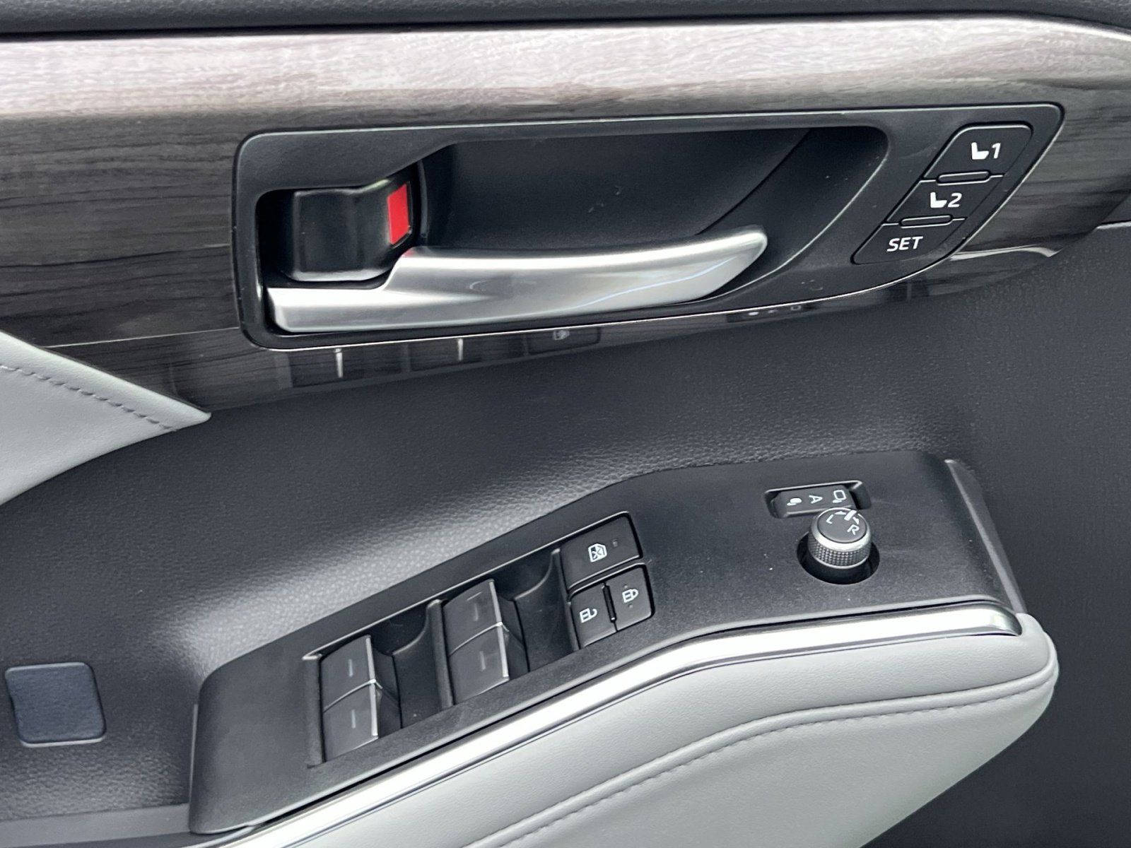 New 2025 Toyota Highlander Limited image 10