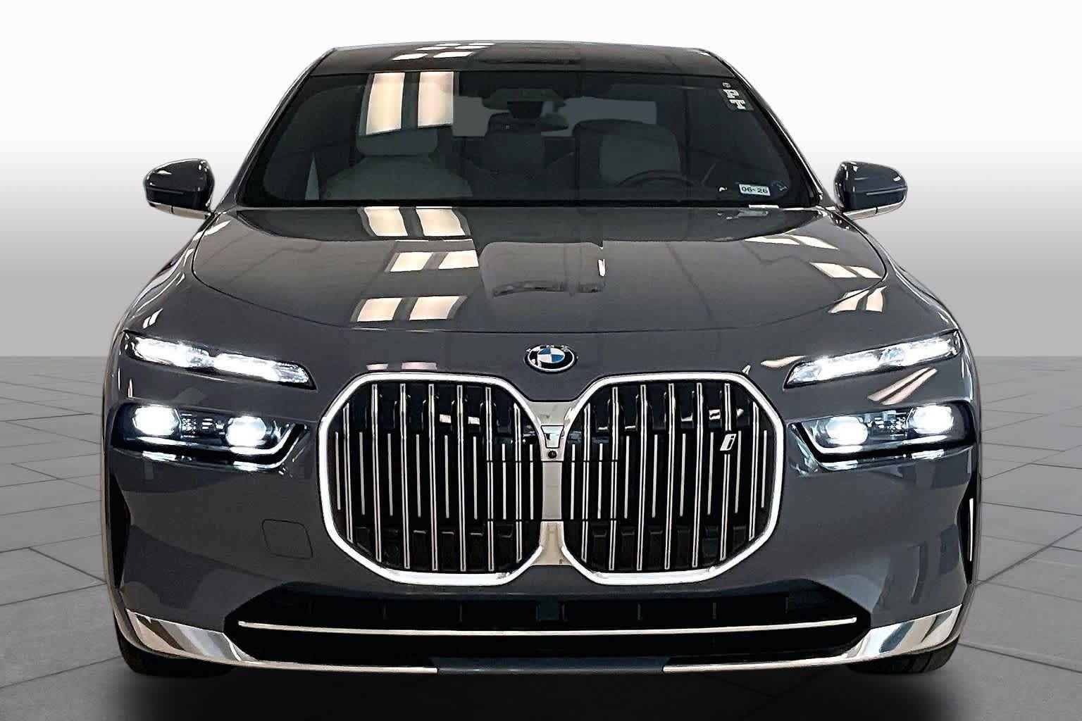 Used 2024 BMW i7 xDrive60 w/ Executive Package AWD/4WD image 3