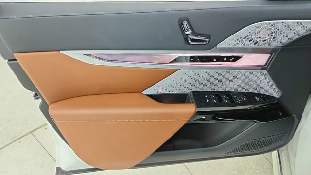 Used 2023 BMW i7 xDrive60 w/ Executive Package 2 image 38