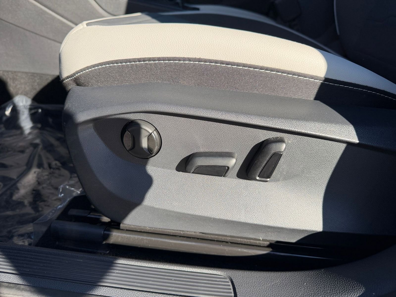 Used 2025 Volkswagen Taos SE image 23