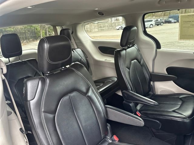 Used 2024 Chrysler Pacifica Touring-L image 17