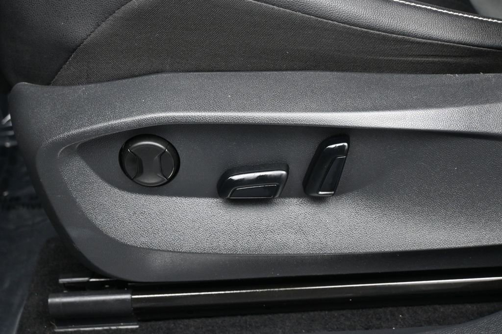 Used 2022 Volkswagen Tiguan SE R-Line image 12