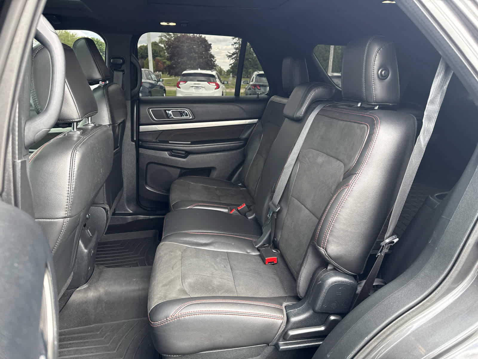 Used 2018 Ford Explorer XLT w/ Equipment Group 202A AWD/4WD image 23