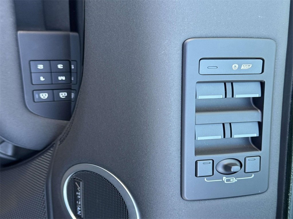 Used 2025 Land Rover Discovery S image 29