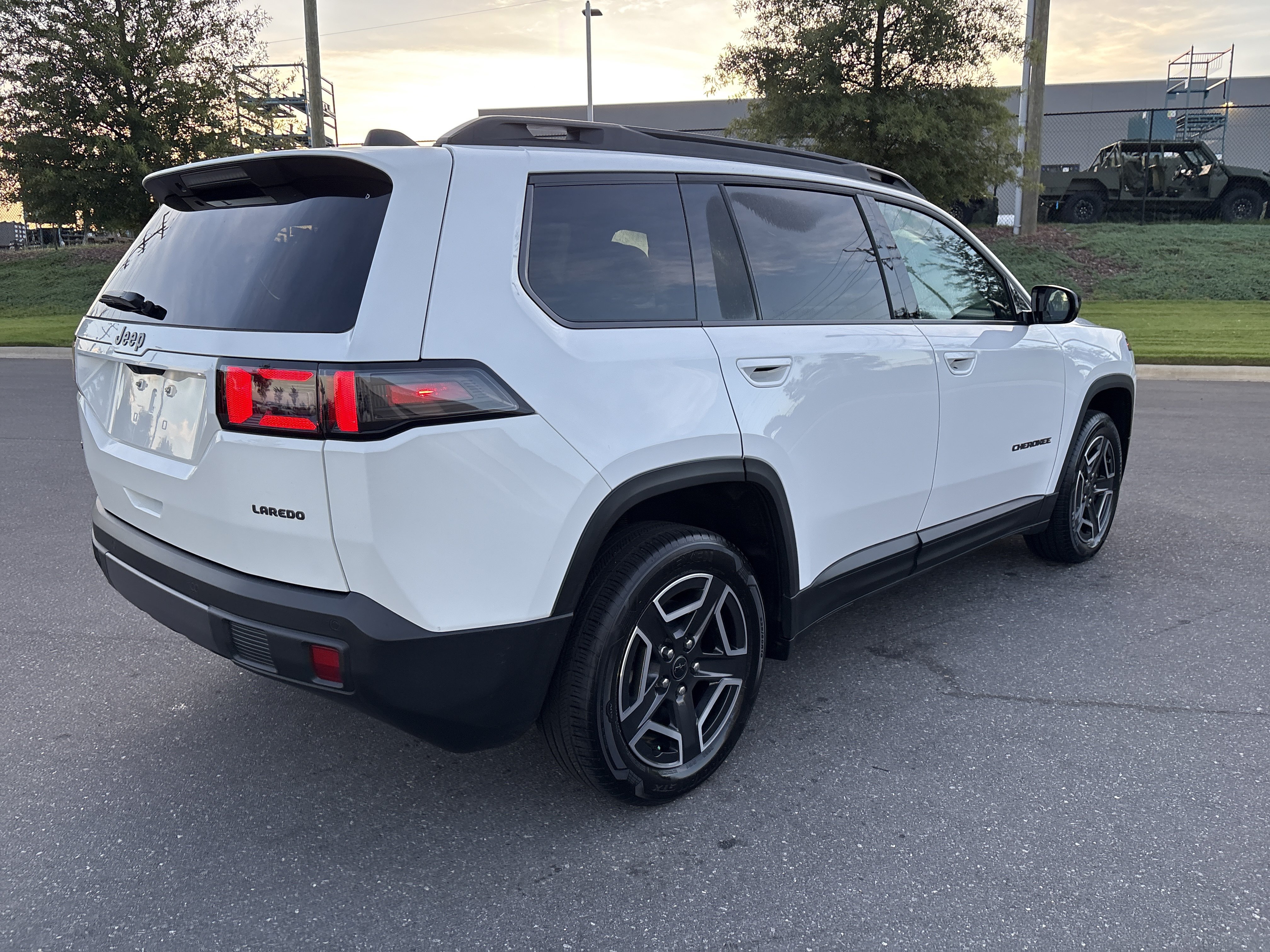 Used 2026 Jeep Cherokee Laredo AWD/4WD image 9