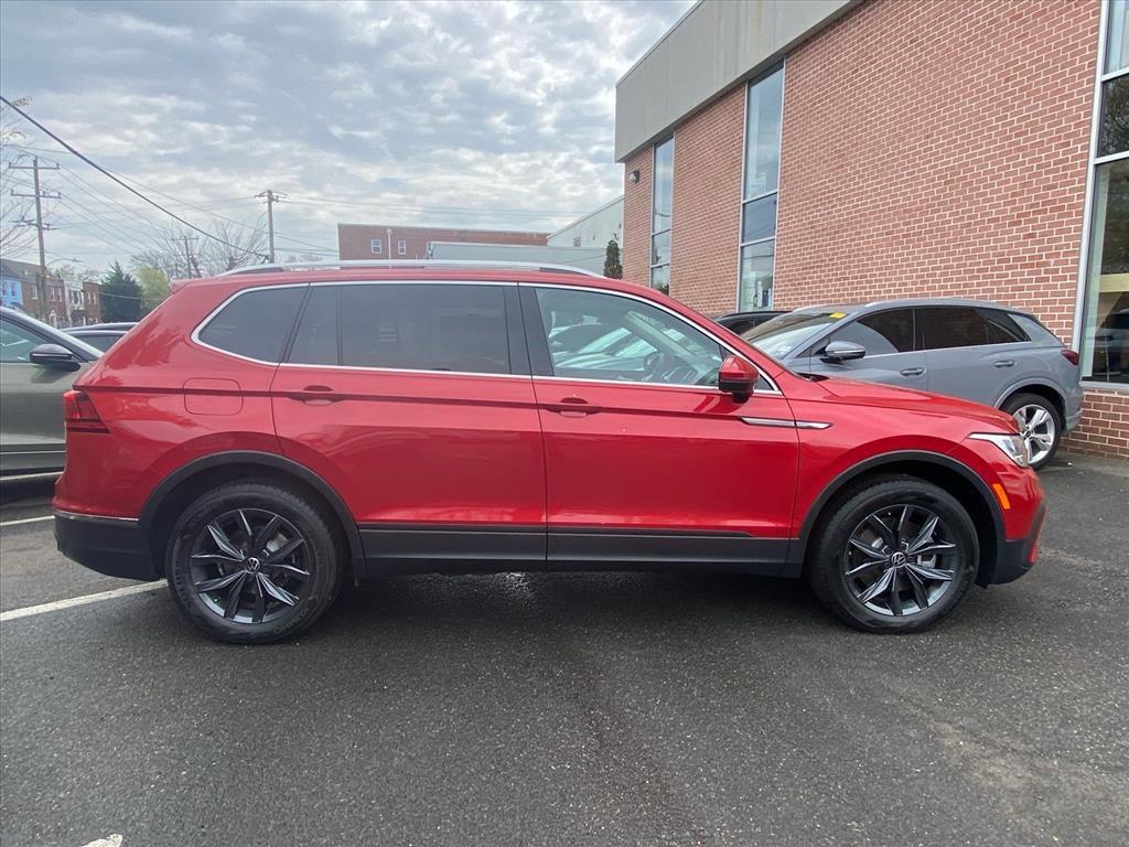 Certified 2023 Volkswagen Tiguan SE w/ Panoramic Sunroof Package FWD image 2