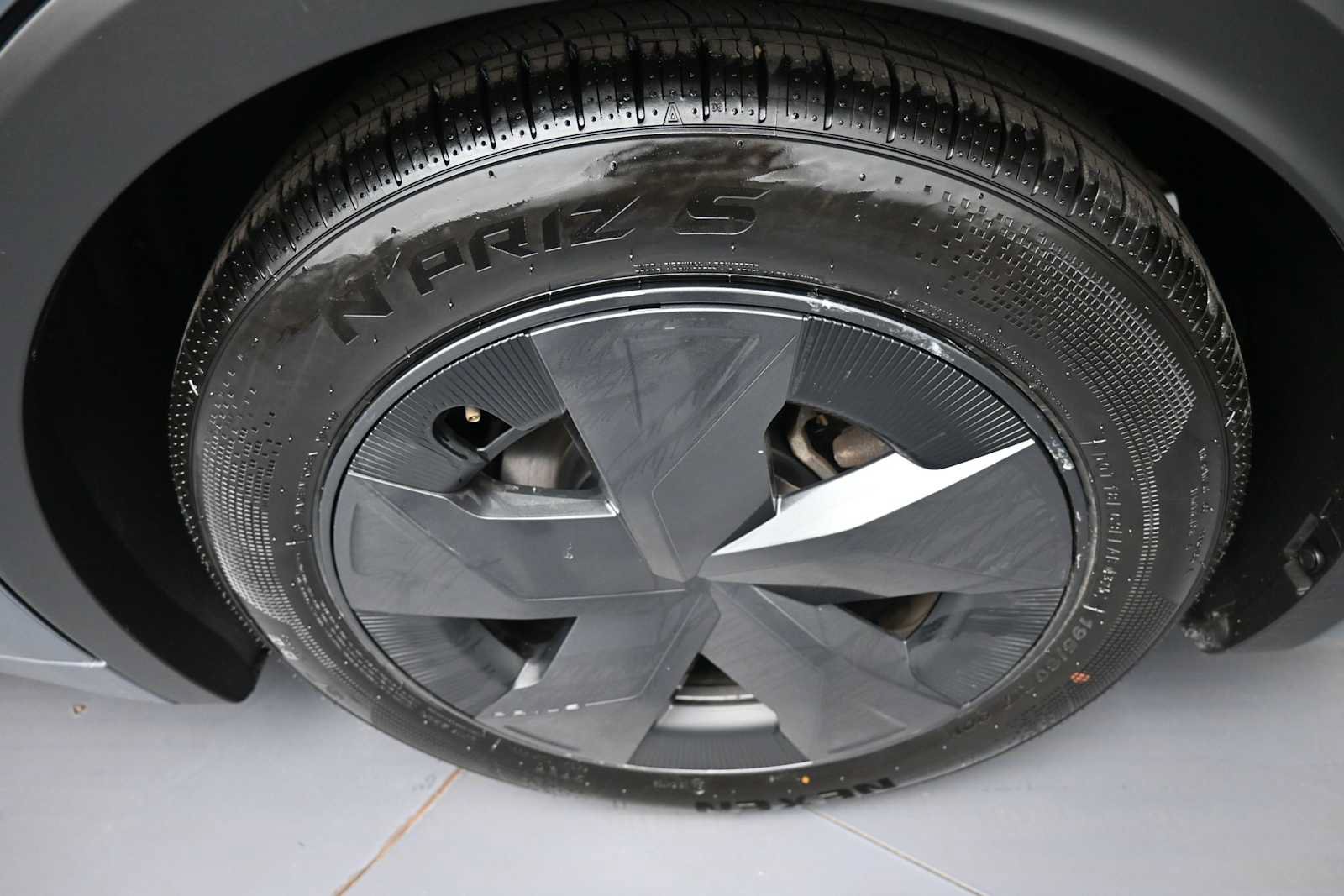 Certified 2025 Toyota Prius LE FWD image 15