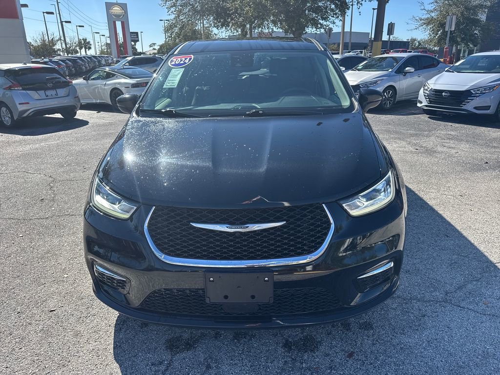 Used 2024 Chrysler Pacifica Select image 6