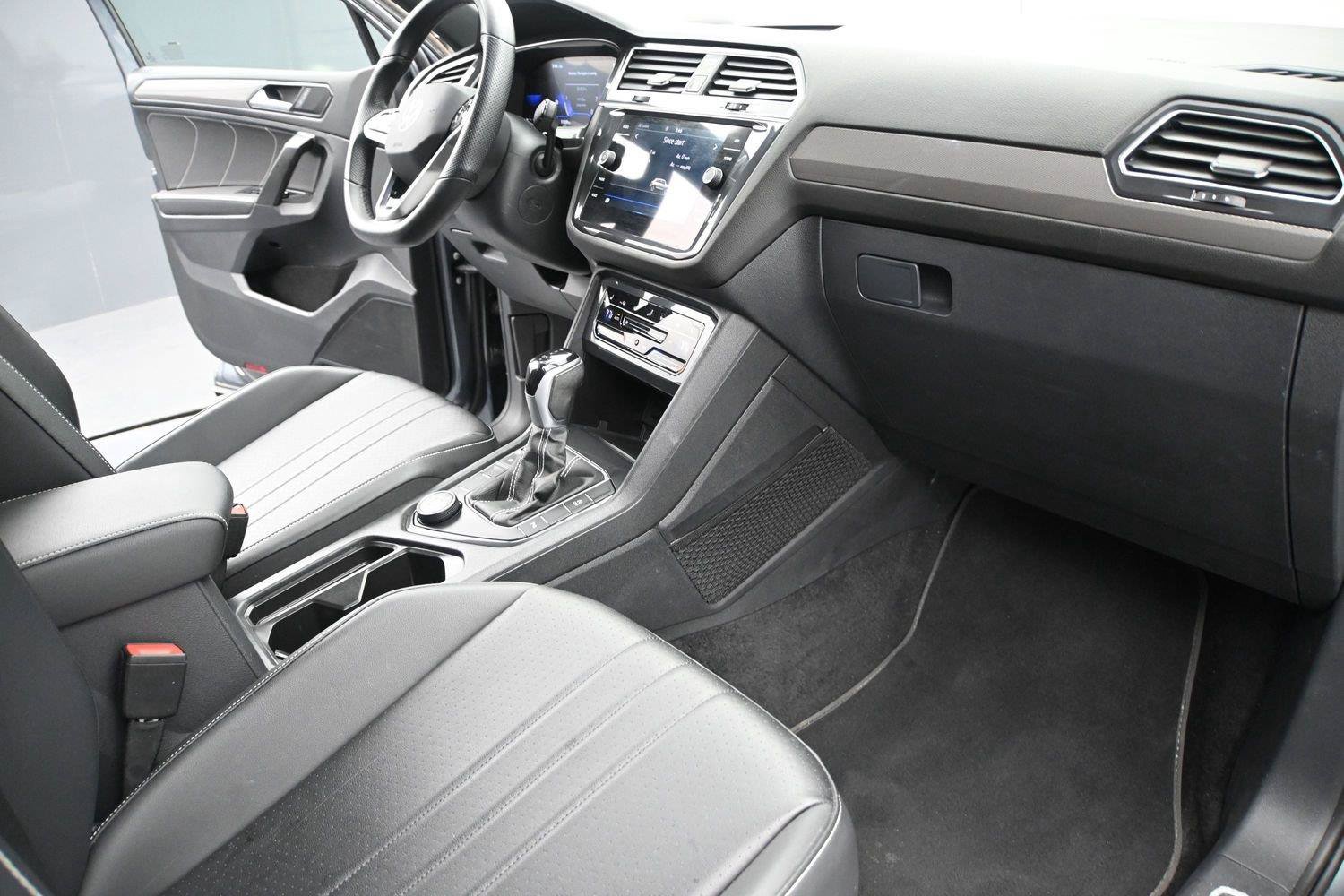 Certified 2023 Volkswagen Tiguan SE R-Line AWD/4WD image 18