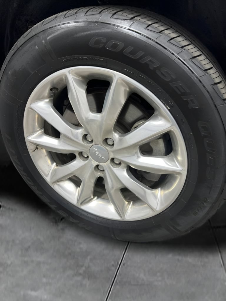 Used 2015 Jeep Cherokee Limited w/ Luxury Group AWD/4WD image 18