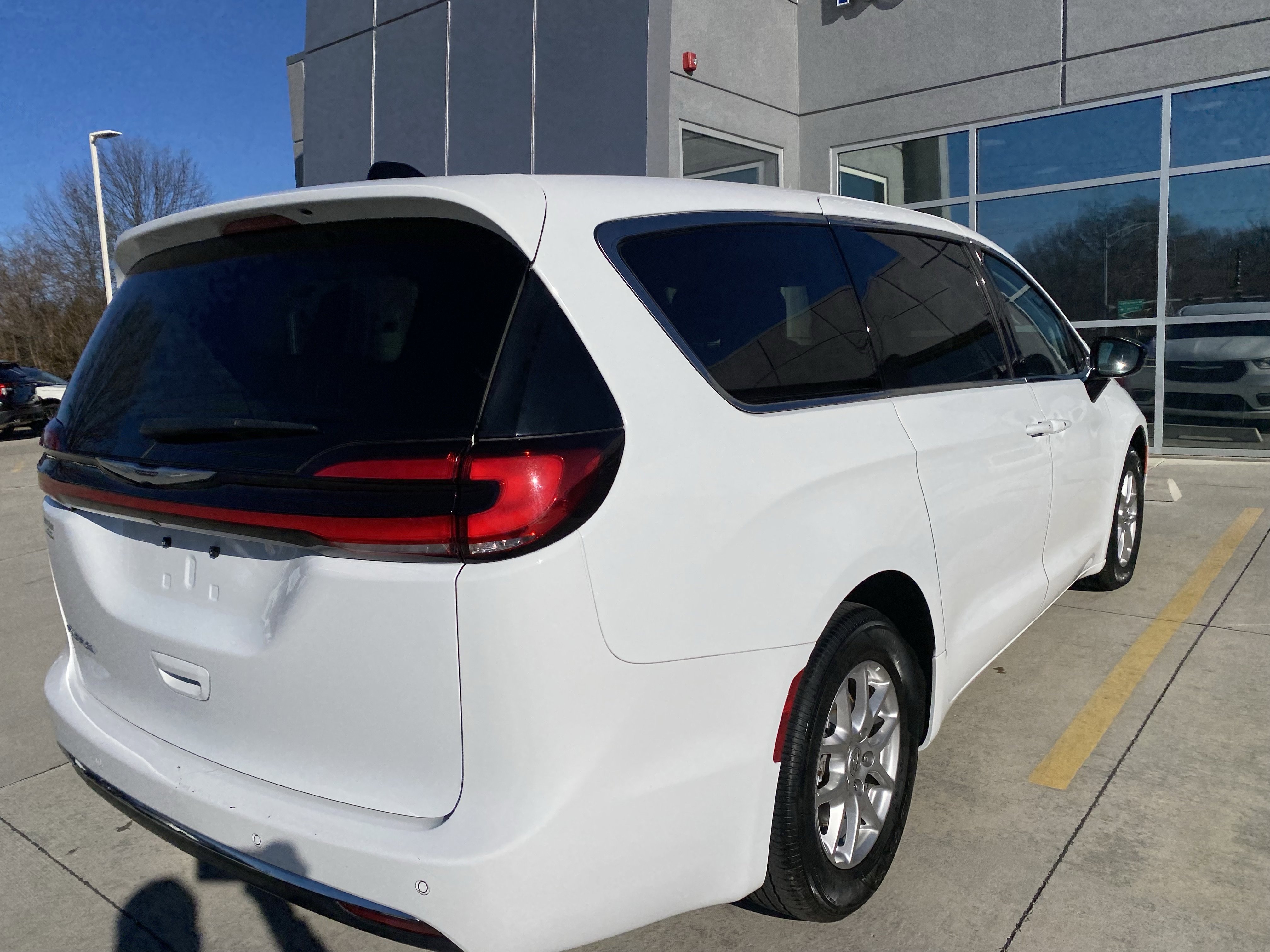 Used 2024 Chrysler Pacifica Touring-L image 3