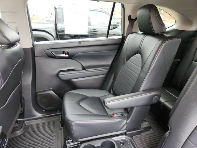 Certified 2025 Toyota Highlander XLE image 18