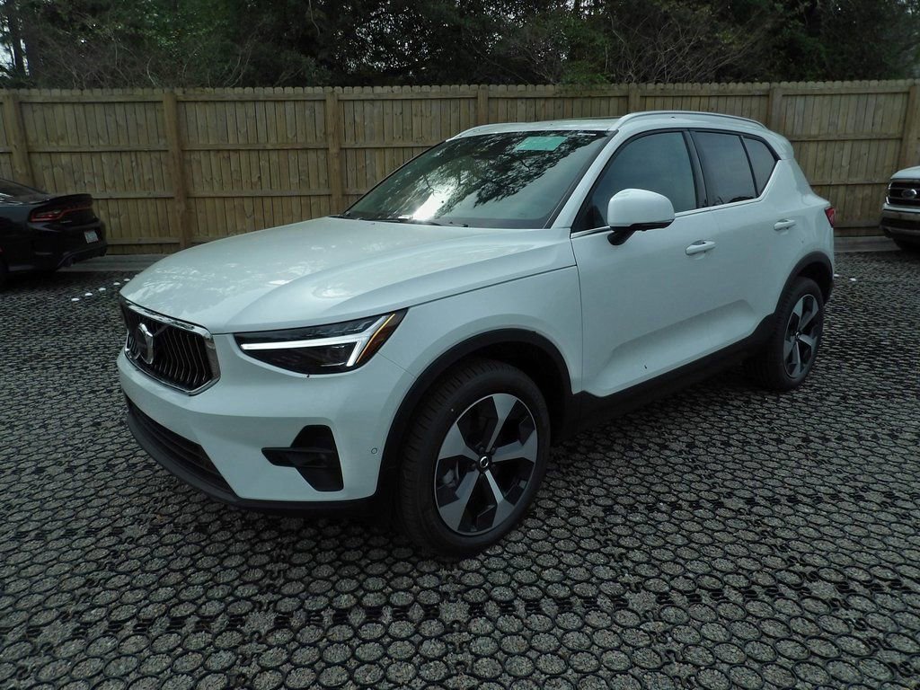 New 2025 Volvo XC40 B5 Plus w/ Climate Package image 3
