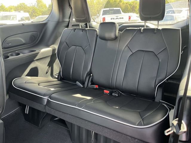 New 2026 Chrysler Pacifica Limited image 14