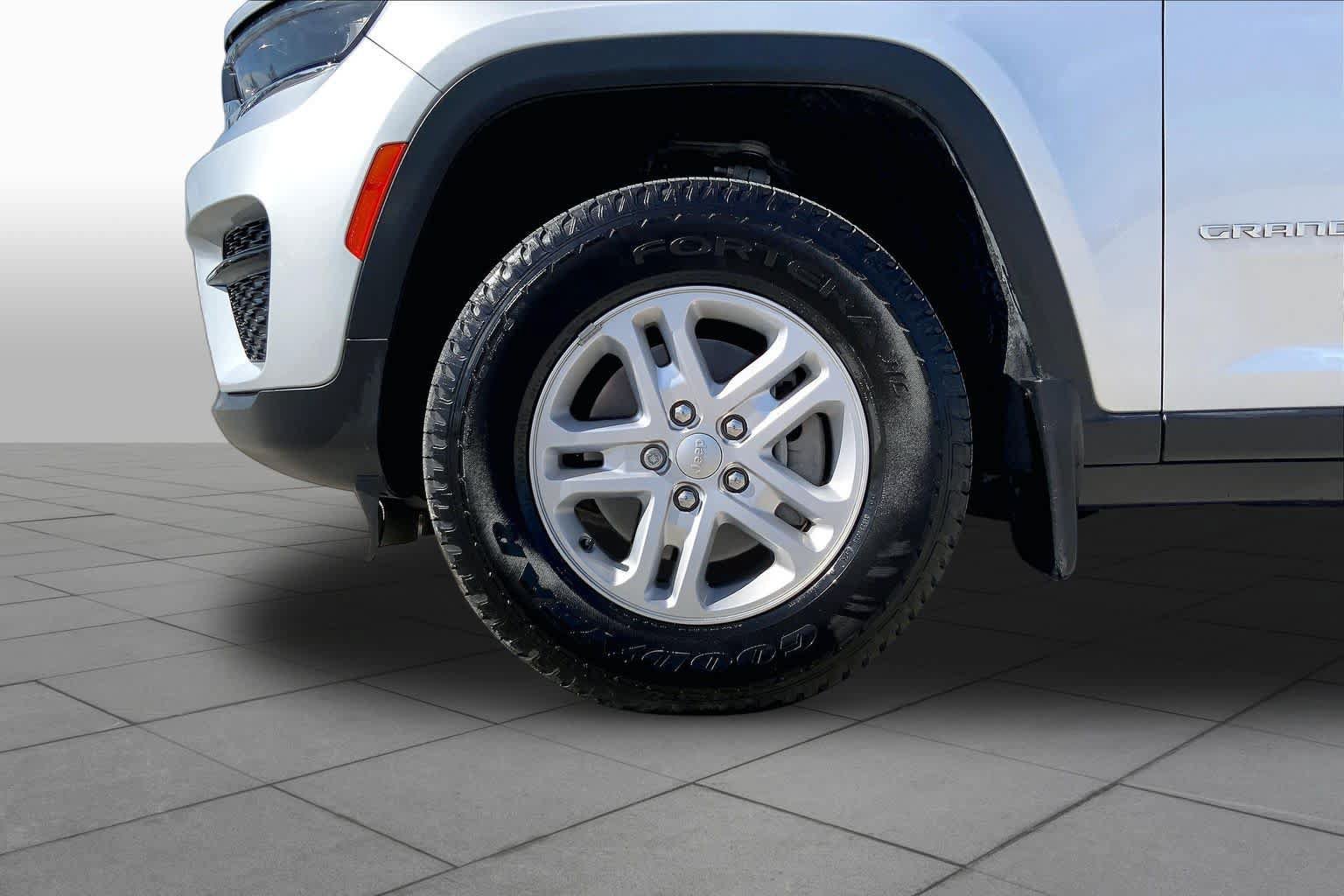 Used 2025 Jeep Grand Cherokee Laredo w/ MOPAR Finishing Package RWD image 11