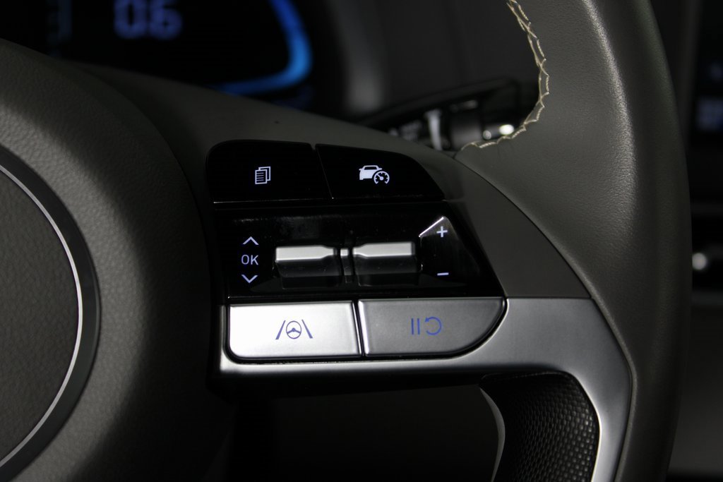 Certified 2025 Hyundai Elantra Sport image 22