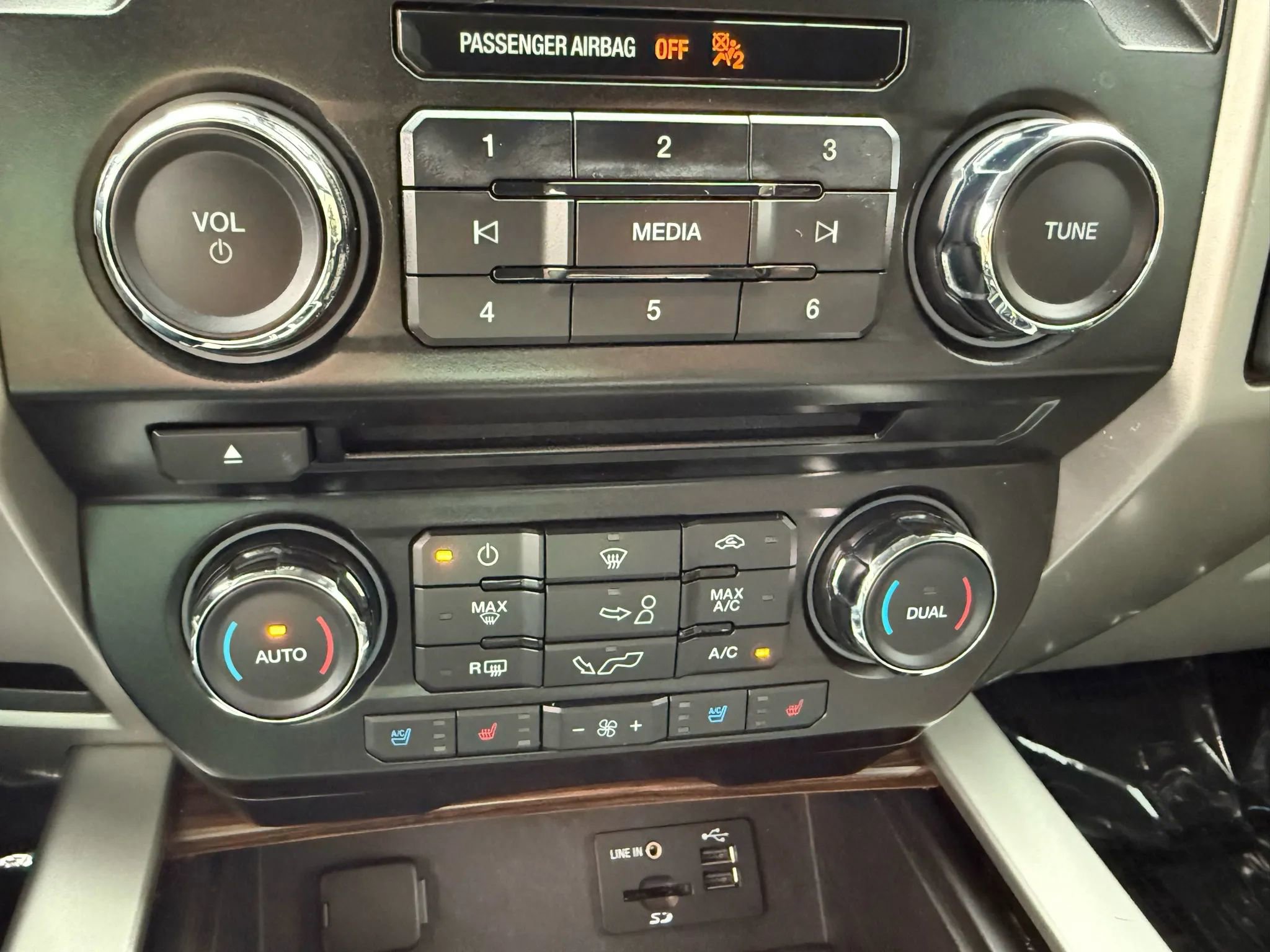 Used 2015 Ford F150 Lariat image 24