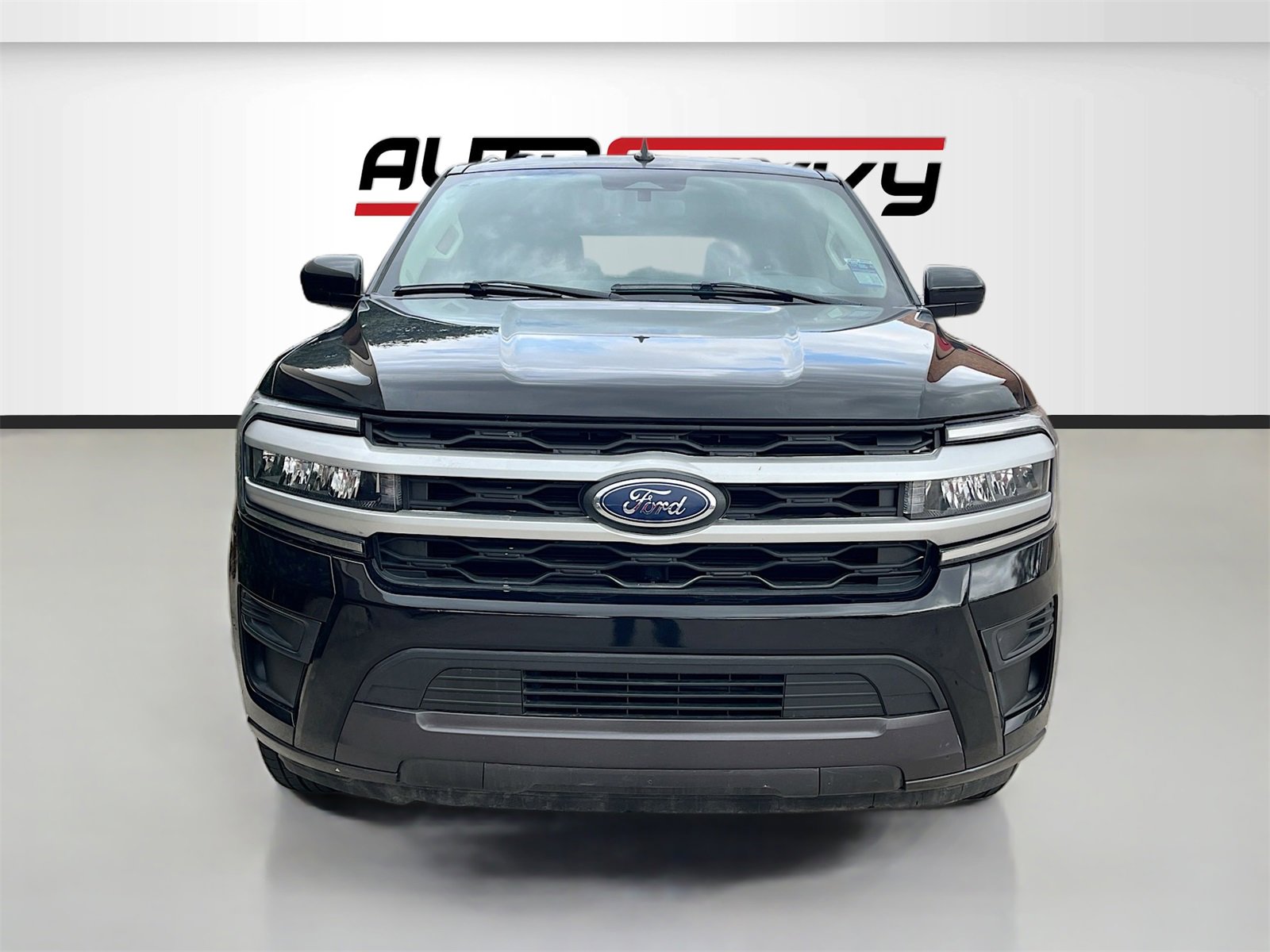 Used 2024 Ford Expedition XLT image 2
