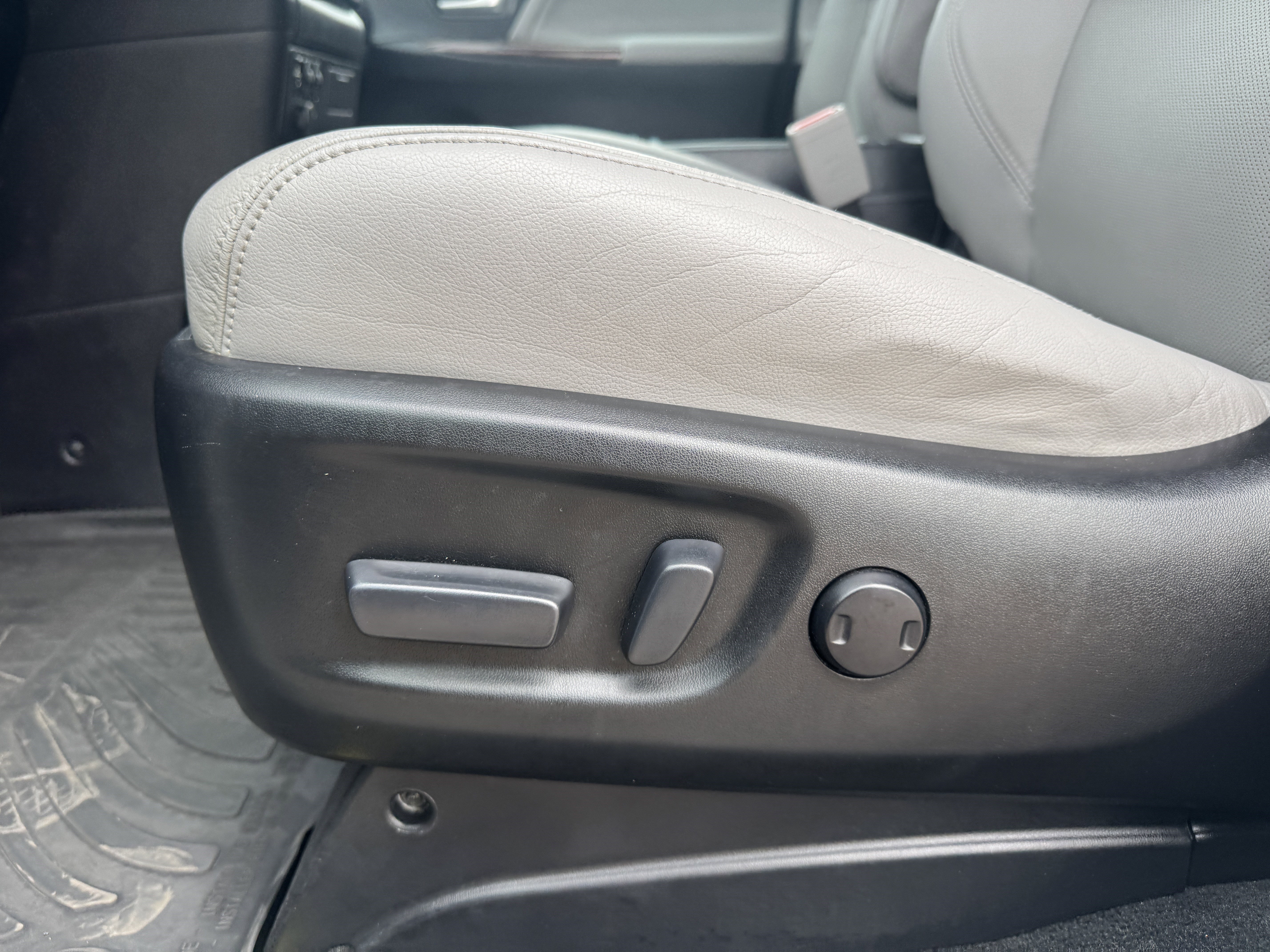 Used 2017 Toyota Sienna Limited Premium image 12