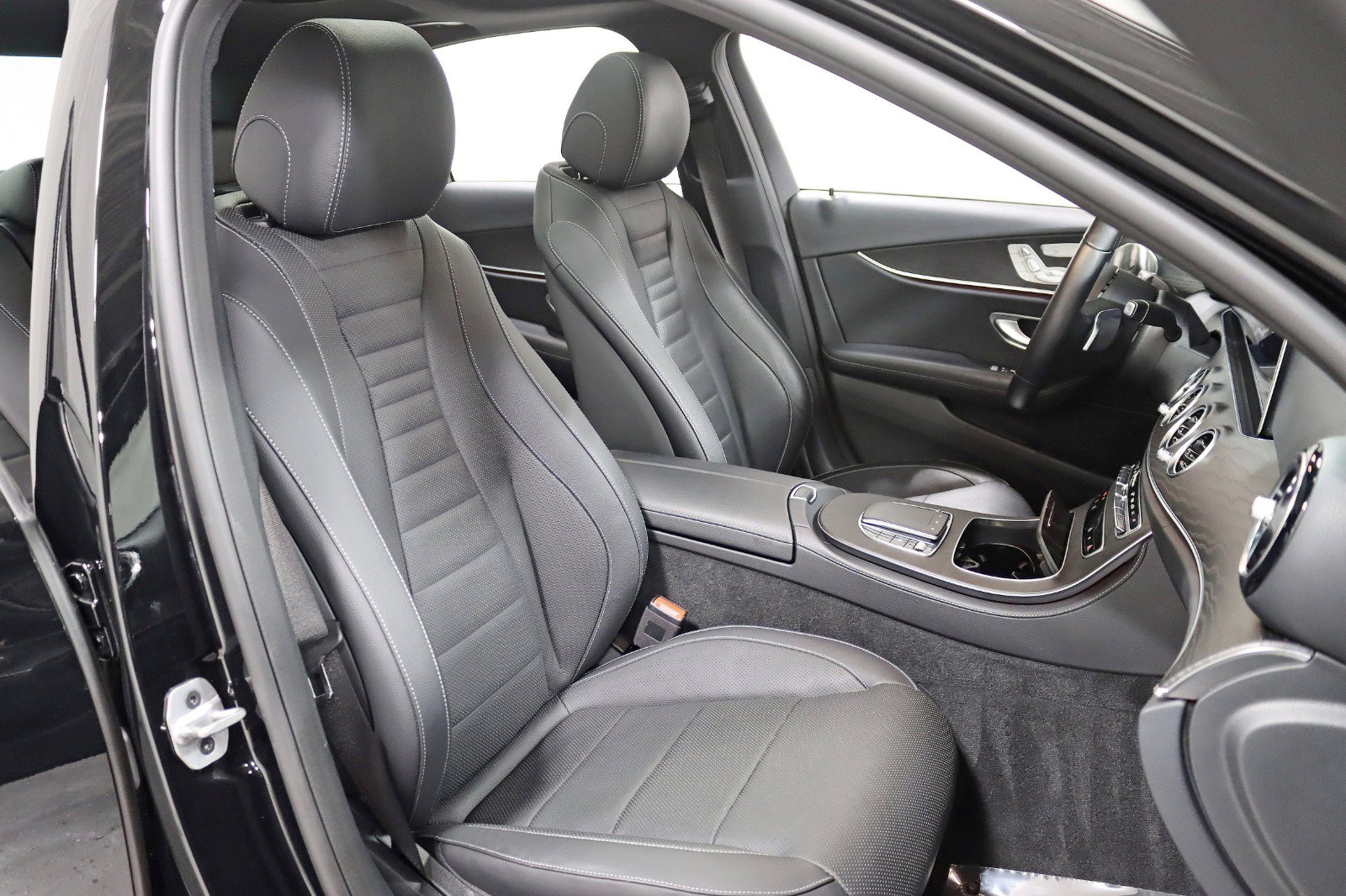 Used 2022 Mercedes-Benz E 450 4MATIC Sedan w/ Driver Assistance Package image 32