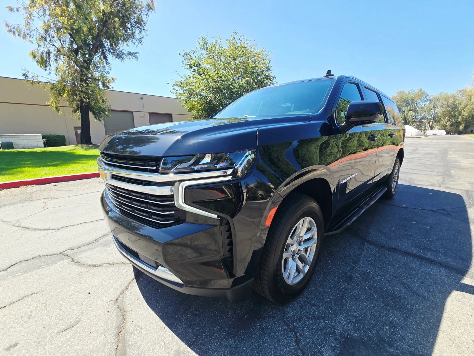 Used 2023 Chevrolet Suburban LT RWD image 4
