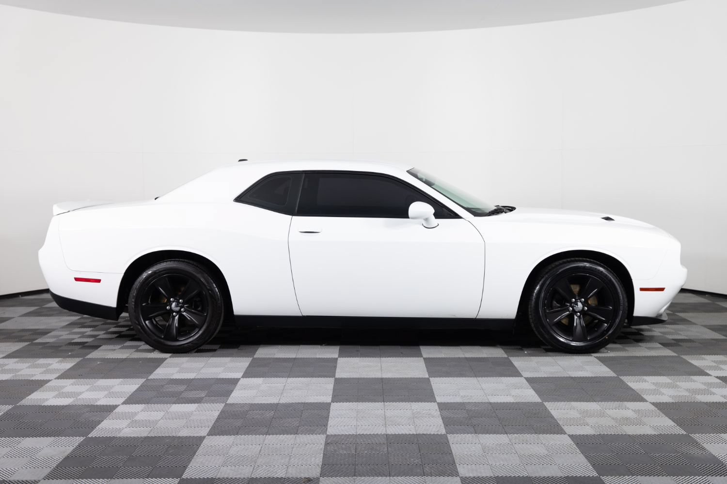Used 2018 Dodge Challenger SXT RWD image 9