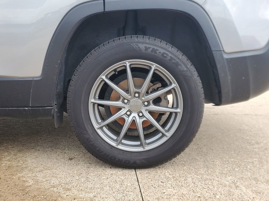 Used 2019 Jeep Cherokee Latitude Plus FWD image 5