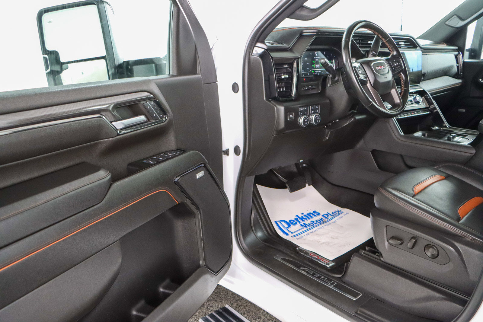 Used 2024 GMC Sierra 2500 AT4 w/ AT4 Premium Plus Package image 3