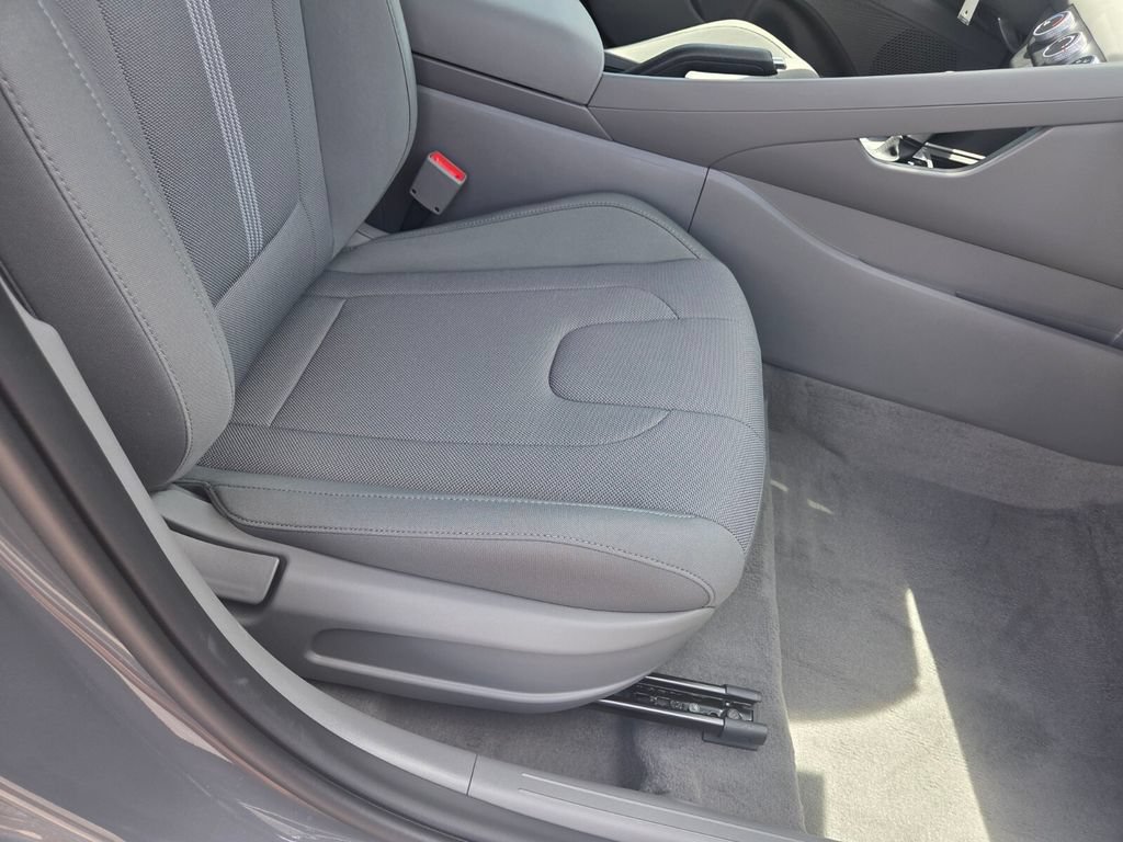 Used 2026 Hyundai Elantra SE FWD image 27