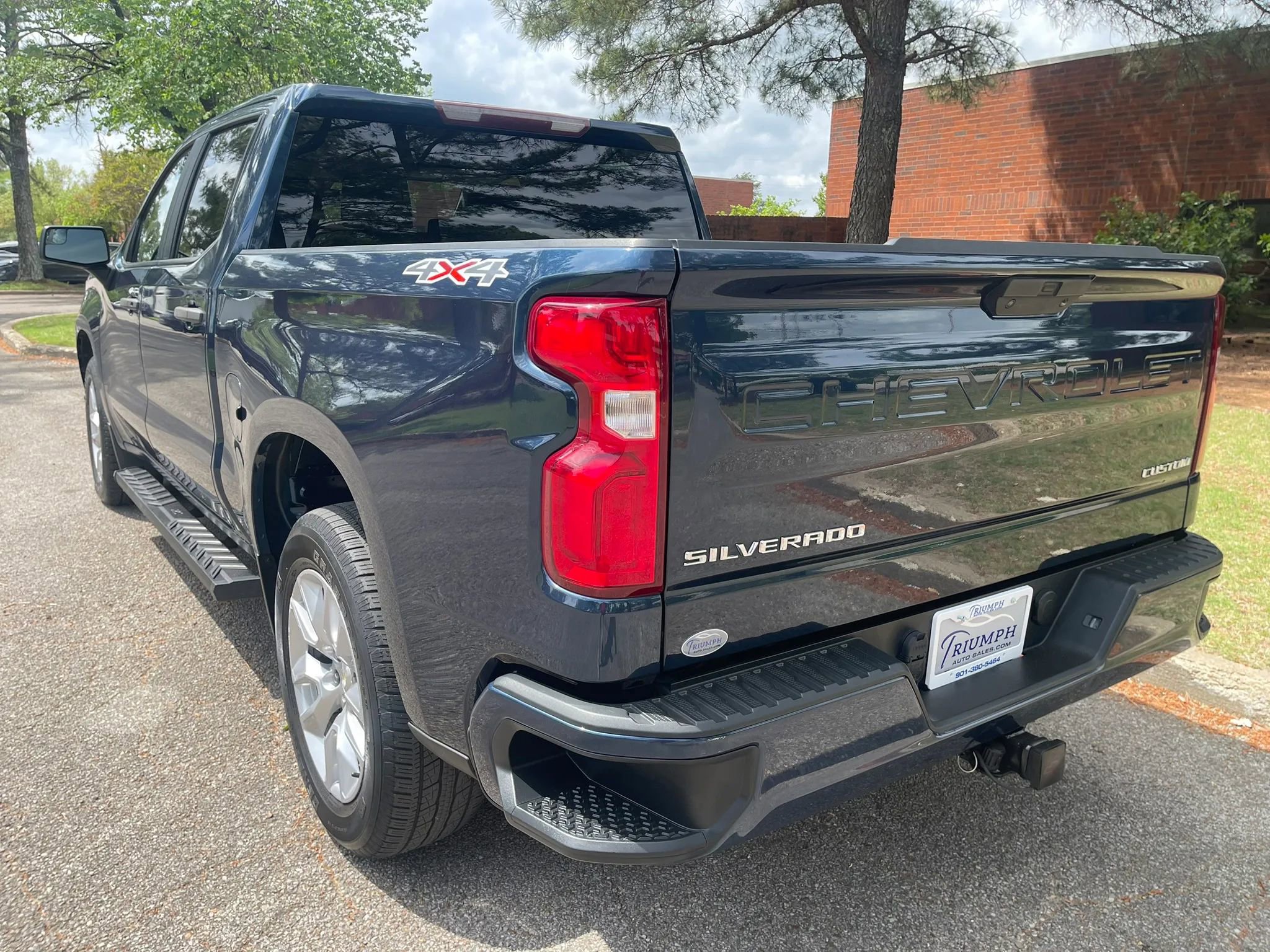 Used 2020 Chevrolet Silverado 1500 Custom w/ Custom Value Package AWD/4WD image 3
