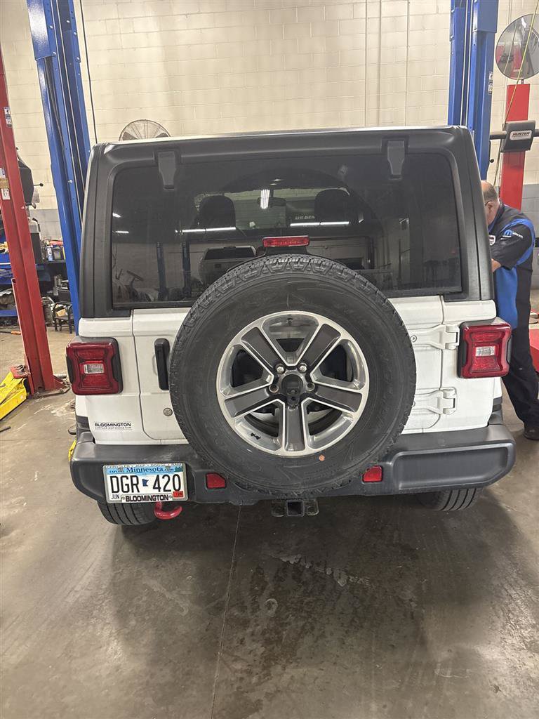 Used 2018 Jeep Wrangler Unlimited Sahara w/ Cold Weather Group AWD/4WD image 4