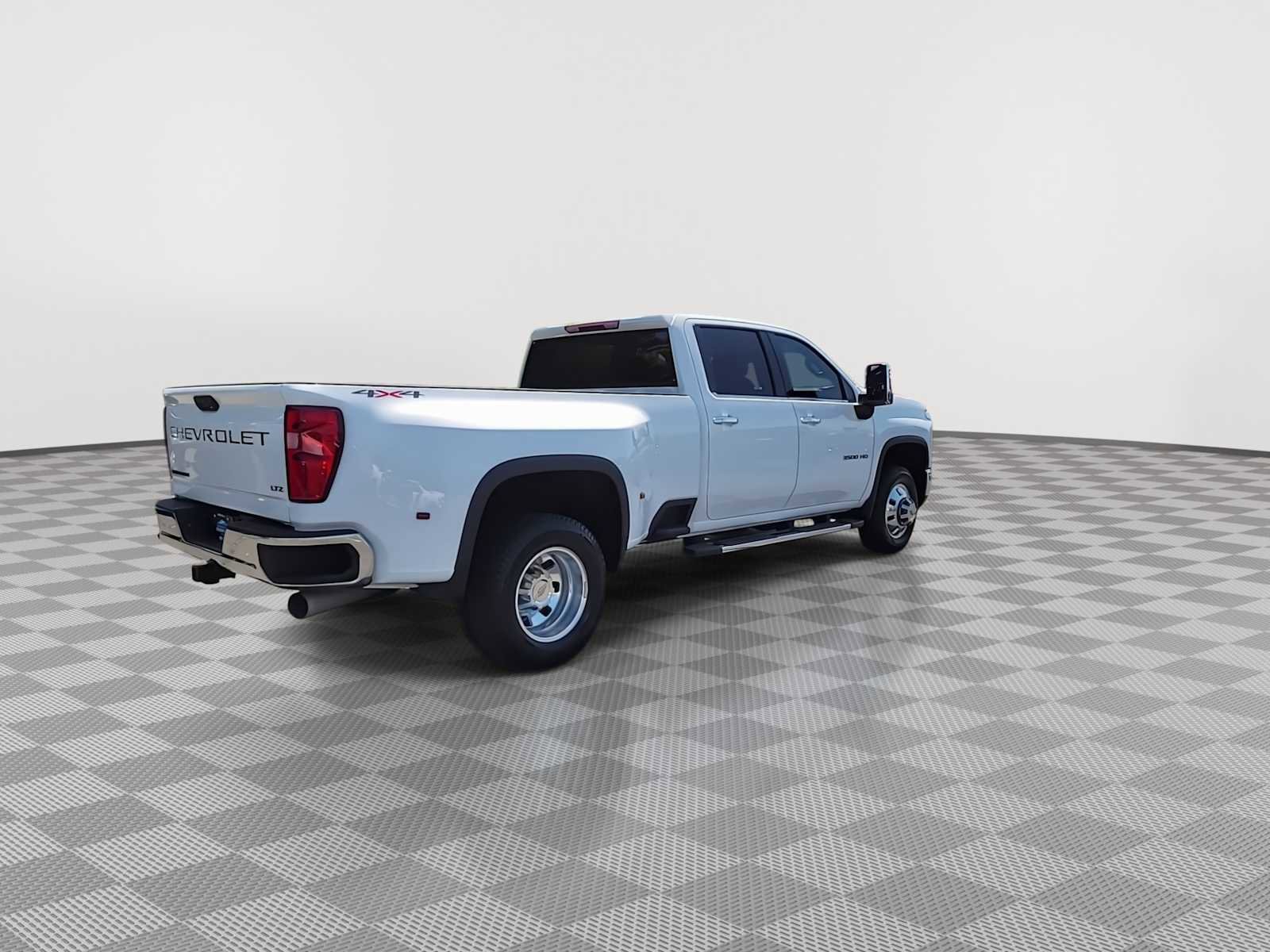 Used 2025 Chevrolet Silverado 3500 LTZ AWD/4WD image 8