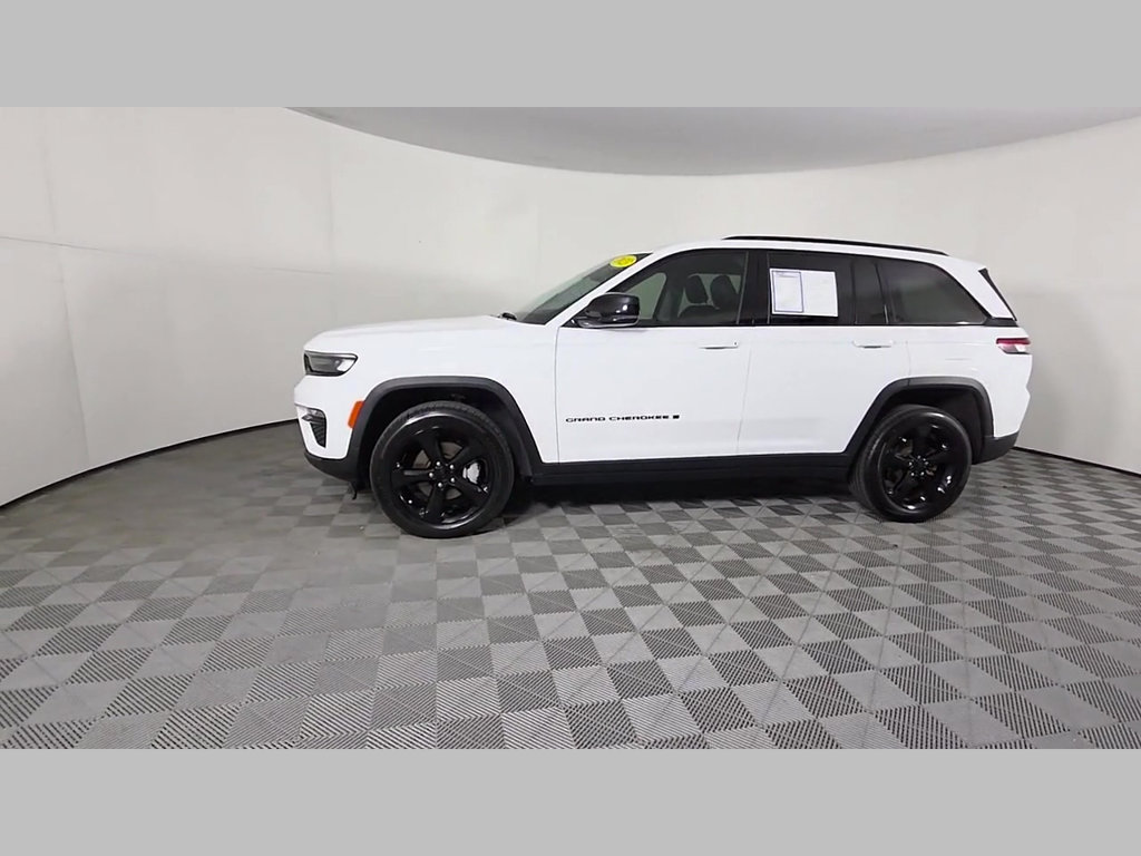 Used 2023 Jeep Grand Cherokee Limited w/ Black Appearance Package AWD/4WD image 48