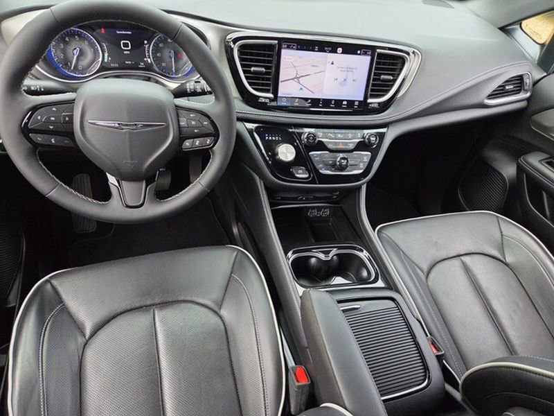 Used 2024 Chrysler Pacifica Limited w/ Uconnect Theater Family Group FWD image 11