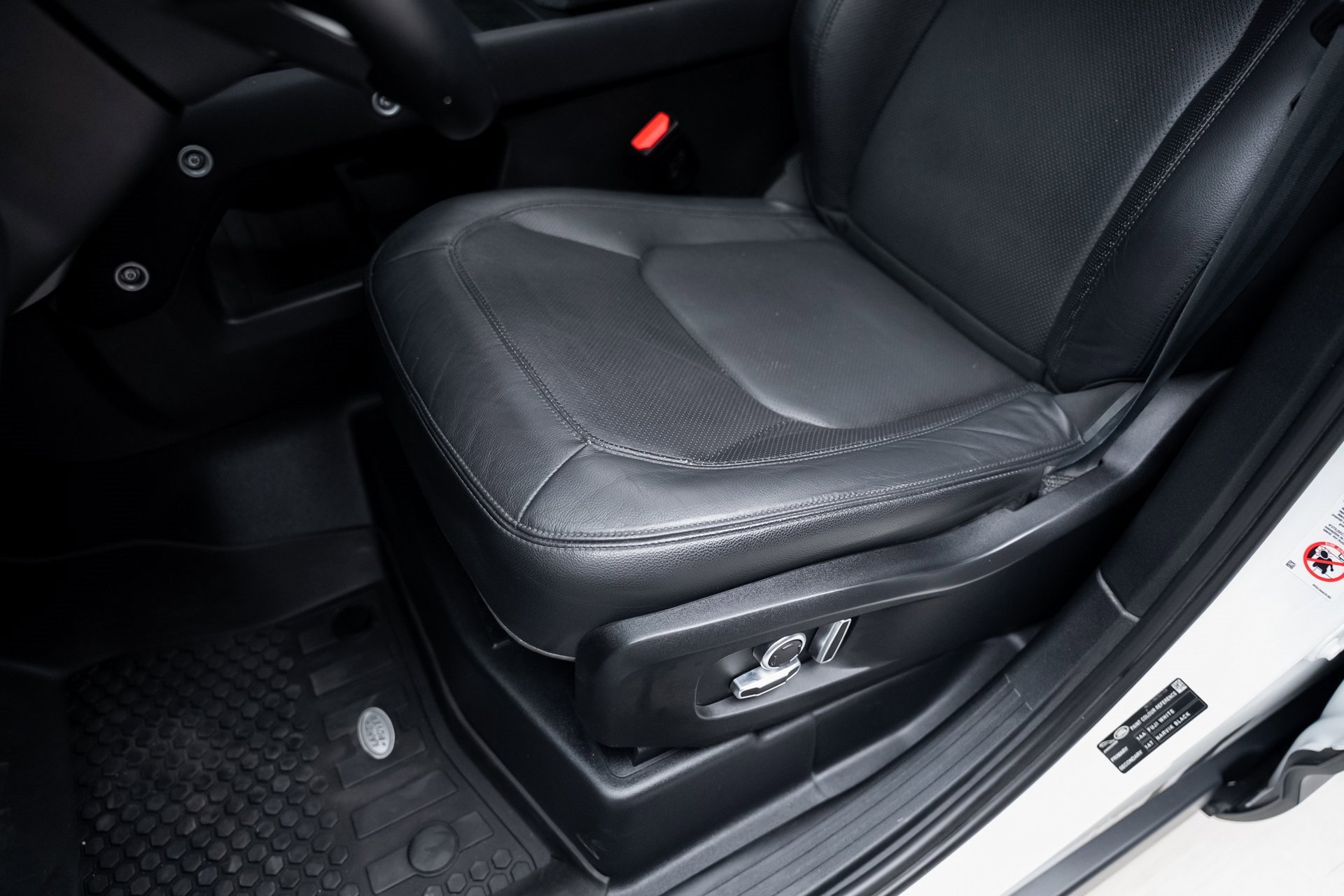 Used 2023 Land Rover Defender 130 SE image 63